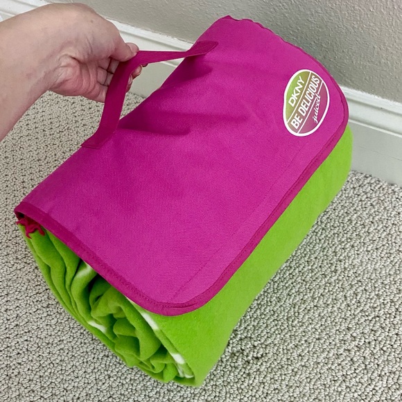 Dkny Other - DKNY “Be Delicious” Throw Blanket